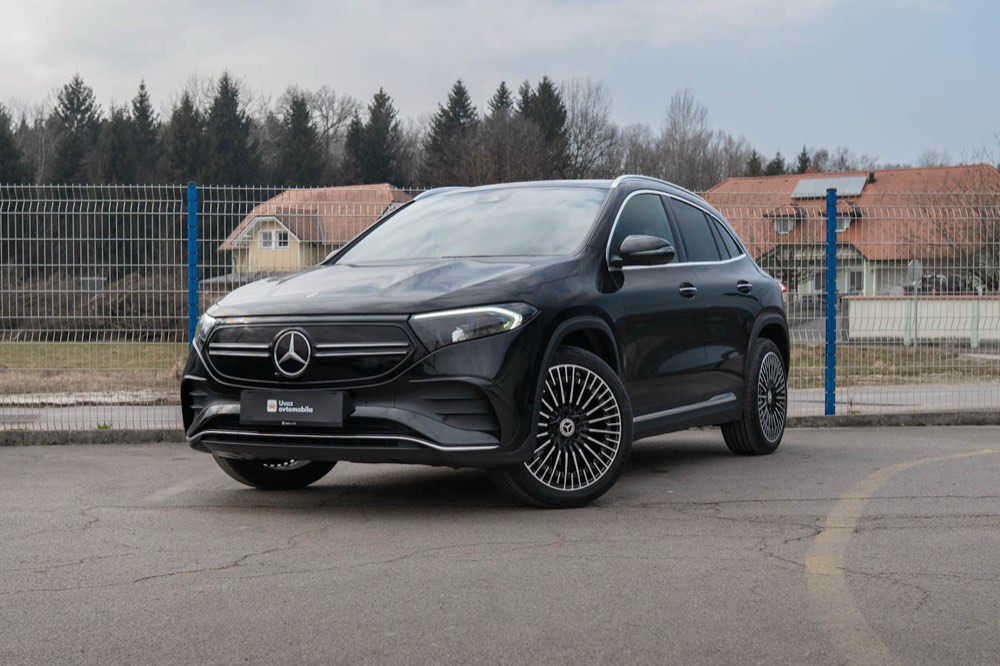 Električni Mercedes-Benz SUV, pripravljen za registracijo